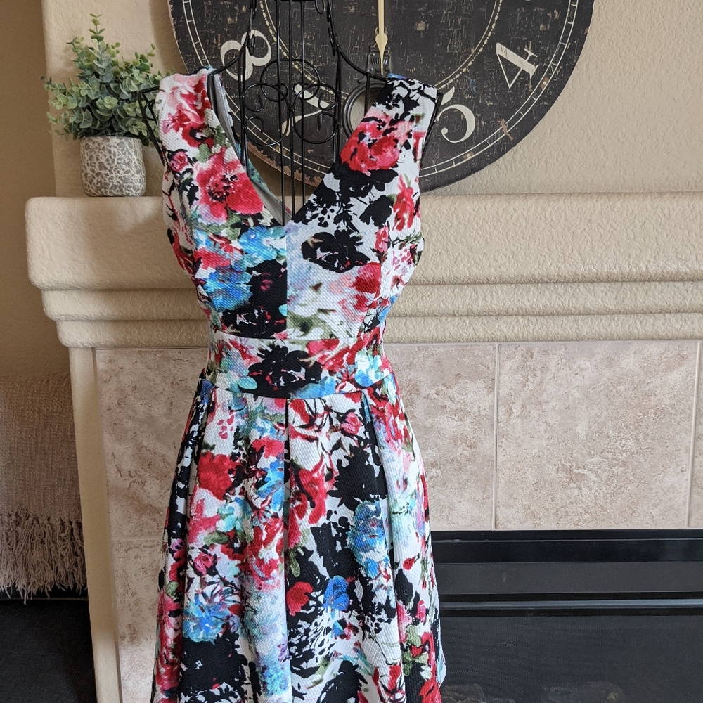 Haute Monde Floral Dress Size: Small